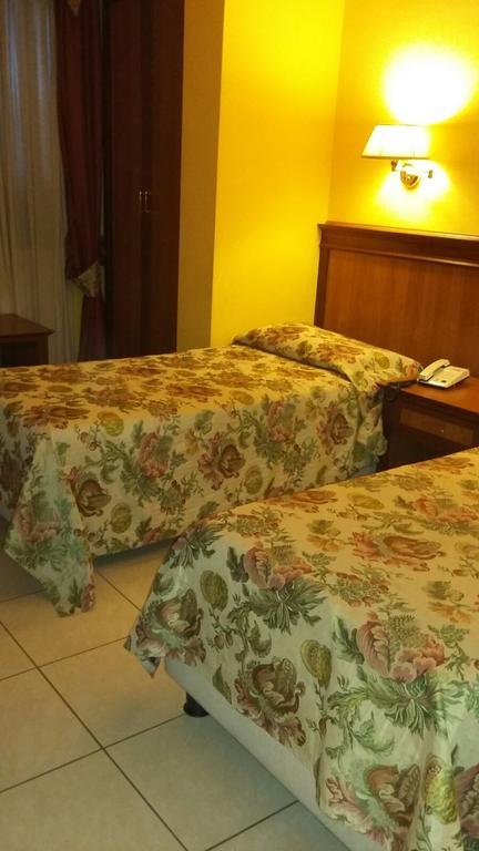 Hotel Malaga Авеллино Экстерьер фото