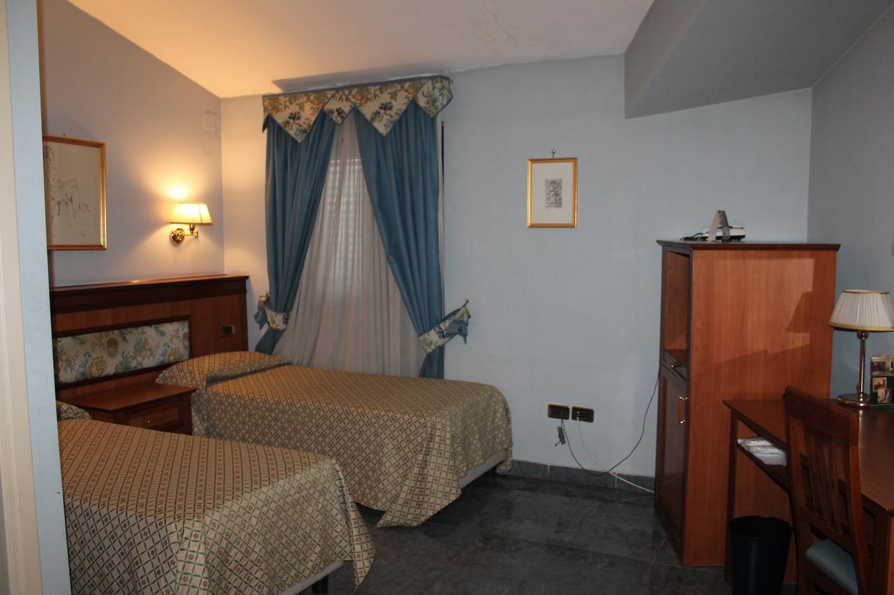 Hotel Malaga Авеллино Экстерьер фото