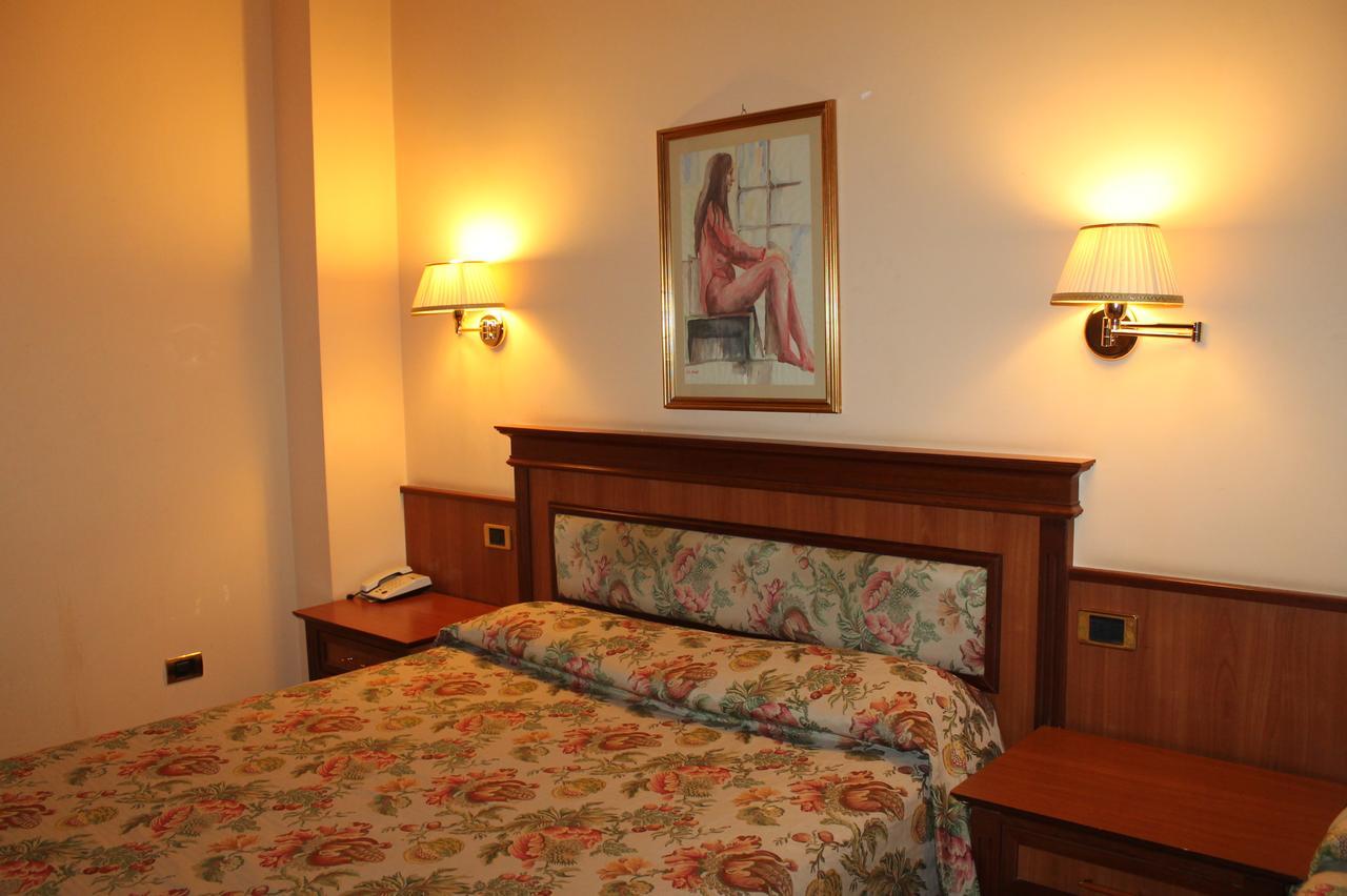 Hotel Malaga Авеллино Экстерьер фото