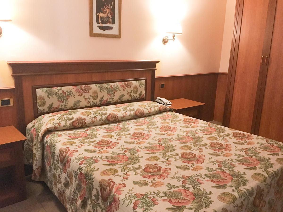Hotel Malaga Авеллино Экстерьер фото
