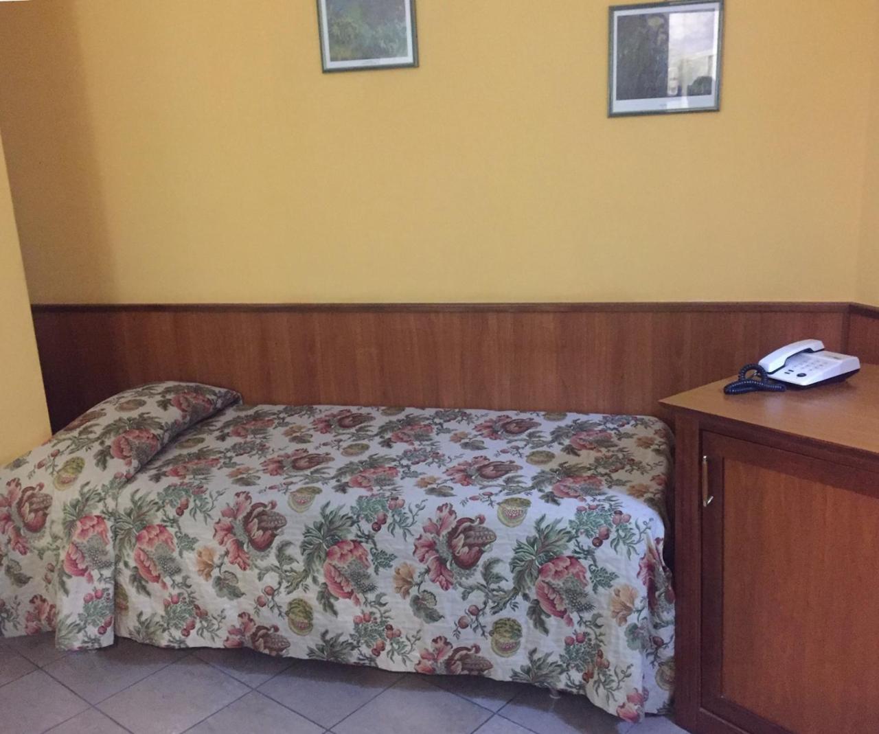 Hotel Malaga Авеллино Экстерьер фото