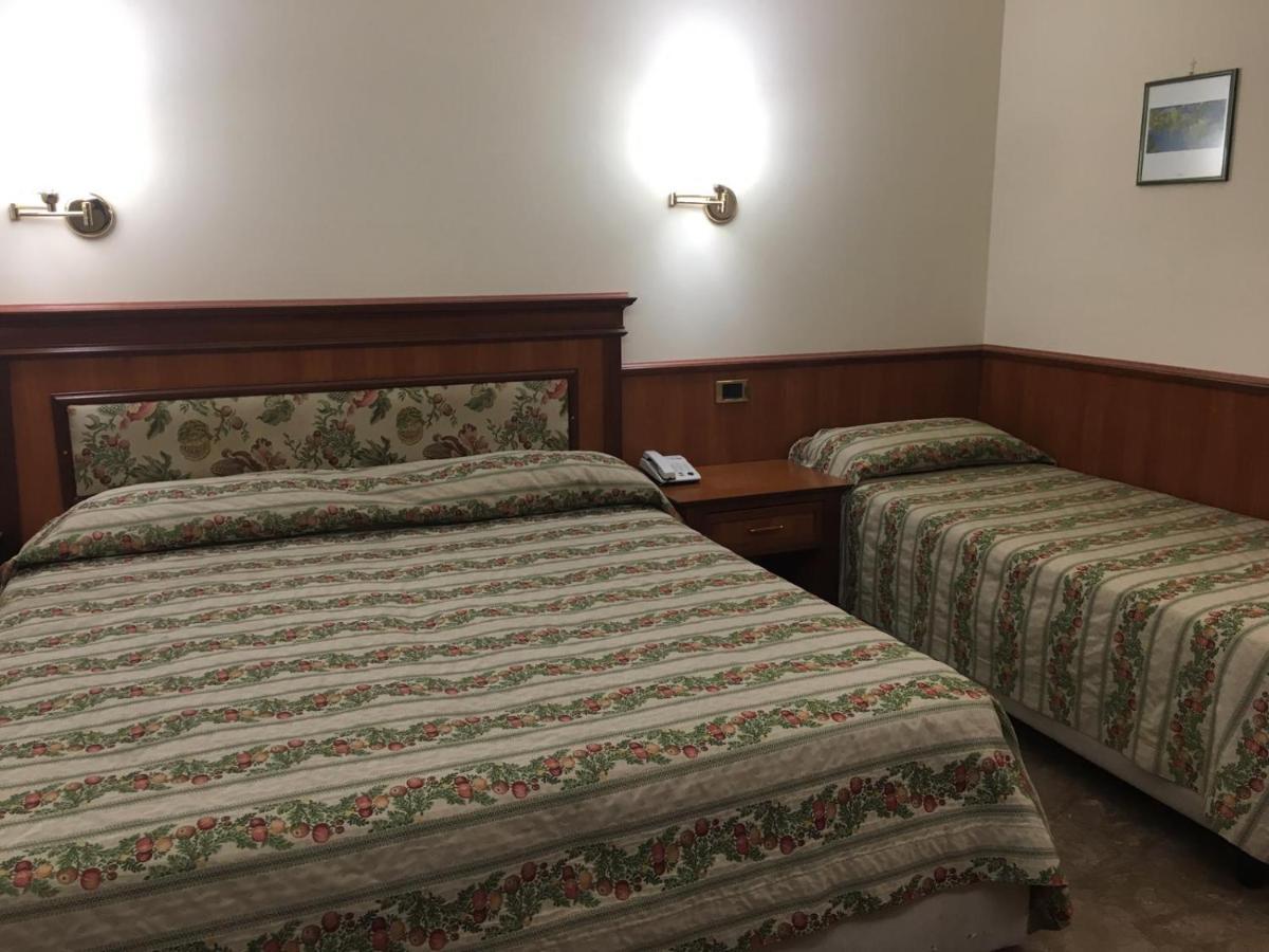 Hotel Malaga Авеллино Экстерьер фото